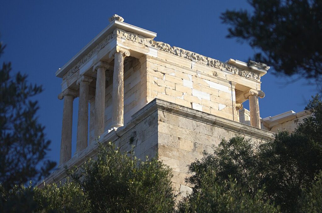 Templo de Atenea Niké rodeado de olivos.