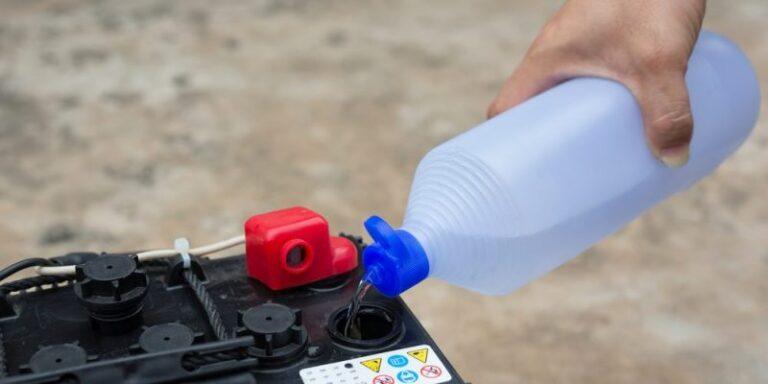El agua destilada está limpia de microorganismos. El agua destilada se utiliza para rellenar baterías.