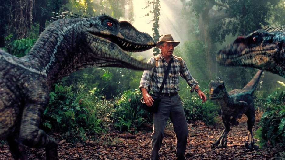Fotograma de Jurassic Park III, el protagonista está rodeado de velocirraptores.