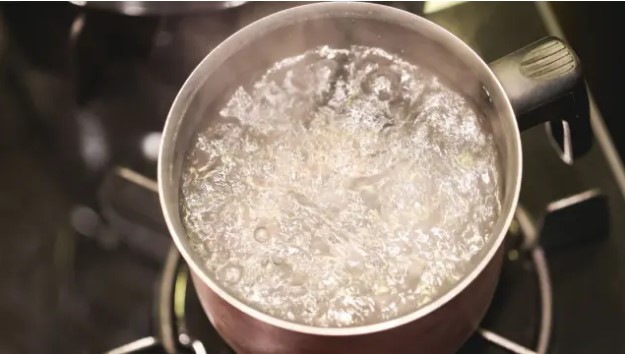 Olla con agua hirviendo. Es el primer paso para hacer agua destilada en casa.