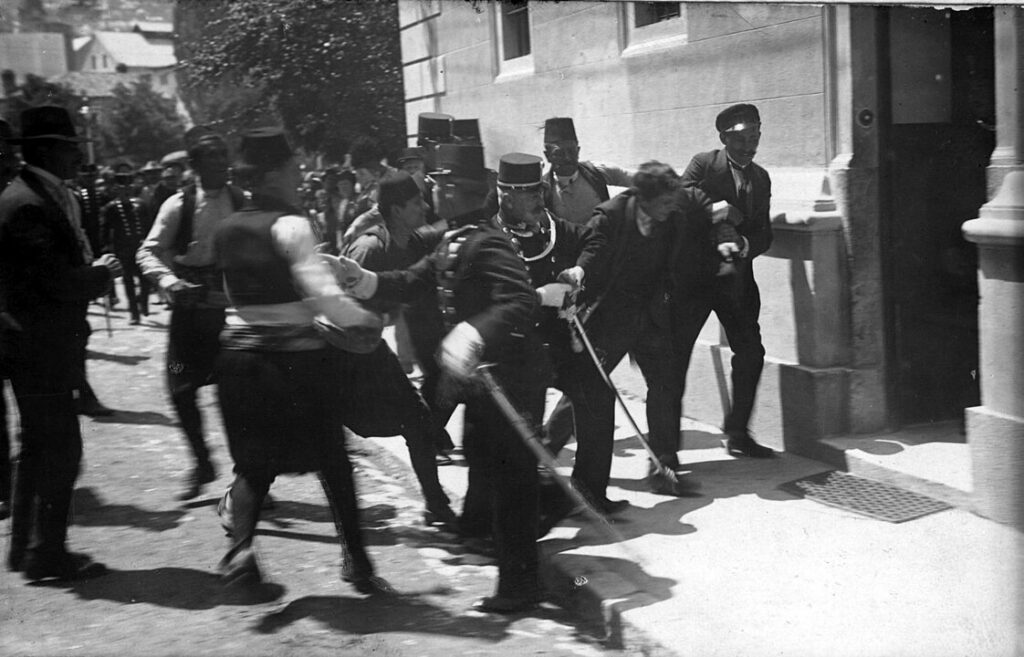 Fotografía del momento de la captura de Gavrilo Princip tras el magnicidio, cuya veracidad, sin embargo, está discutida por algunos estudiosos
