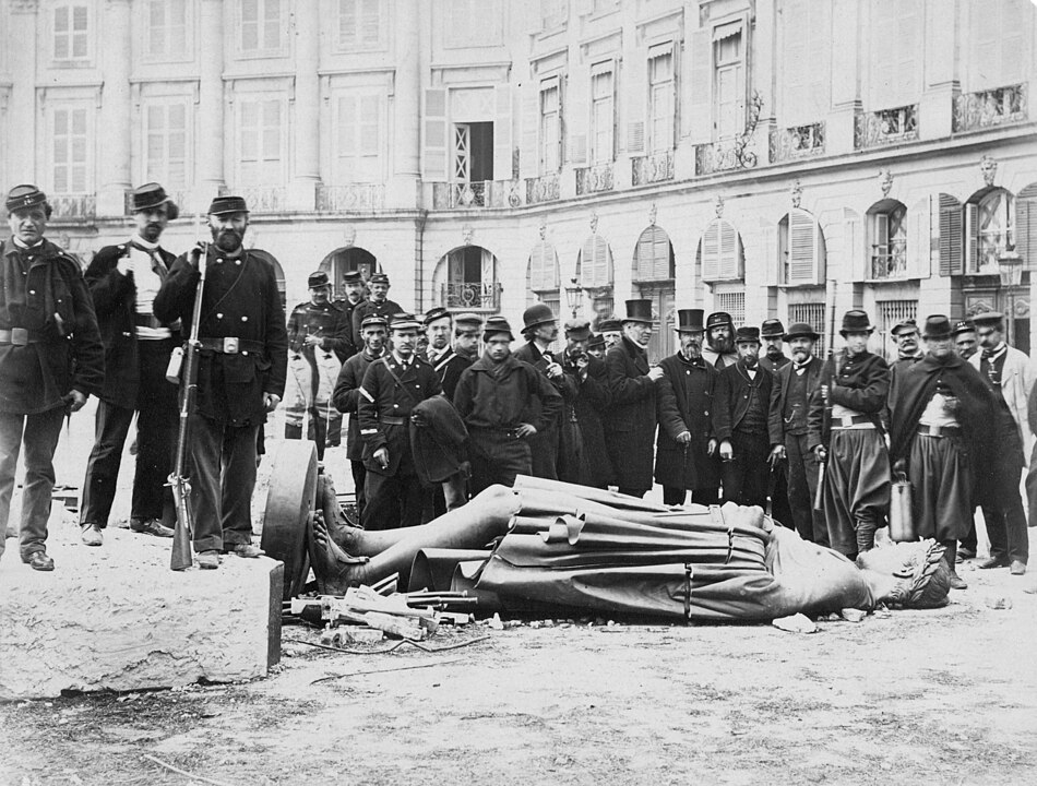 Imagen de la destrucción de la Columna Vendôme durante la Comuna de París