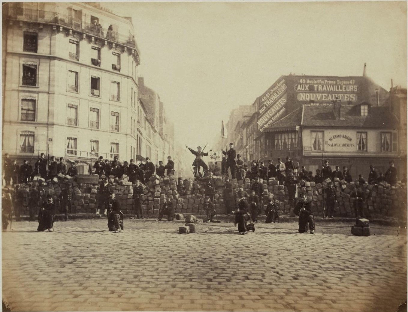Guardias nacionales en una barricada de Belleville, el 18 de marzo de 1871 durante la Comuna de París.
