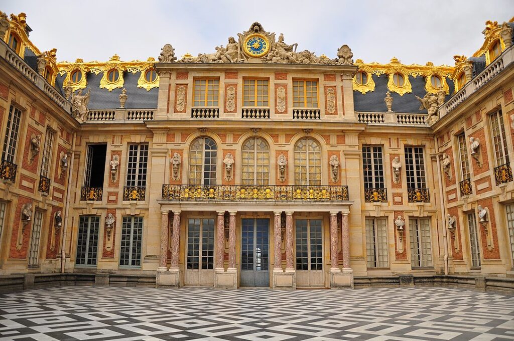 El Patio Real y el Patio de Mármol en Versalles 